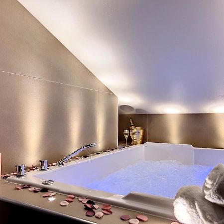Cocon Blanc Calin Avec Jacuzzi Privatif - Loveroom Insolite 생테티엔 외부 사진
