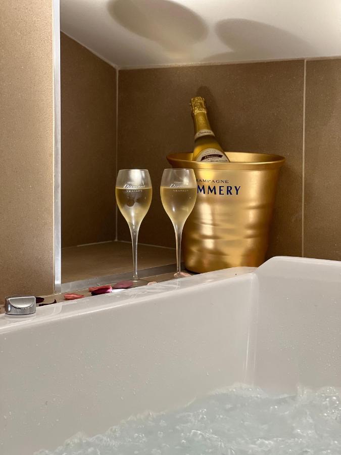 Cocon Blanc Calin Avec Jacuzzi Privatif - Loveroom Insolite 생테티엔 외부 사진