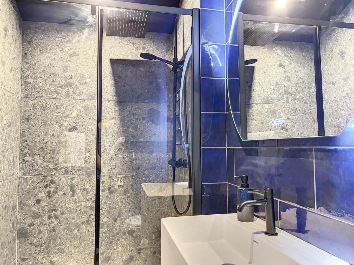 Cocon Blanc Calin Avec Jacuzzi Privatif - Loveroom Insolite 생테티엔 외부 사진