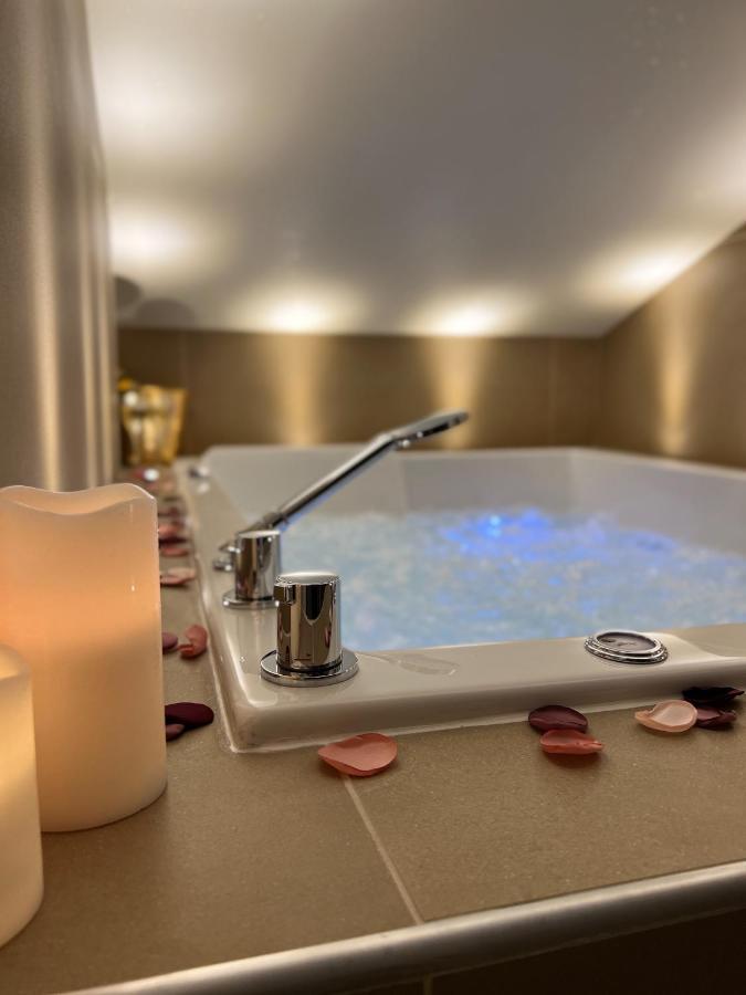 Cocon Blanc Calin Avec Jacuzzi Privatif - Loveroom Insolite 생테티엔 외부 사진