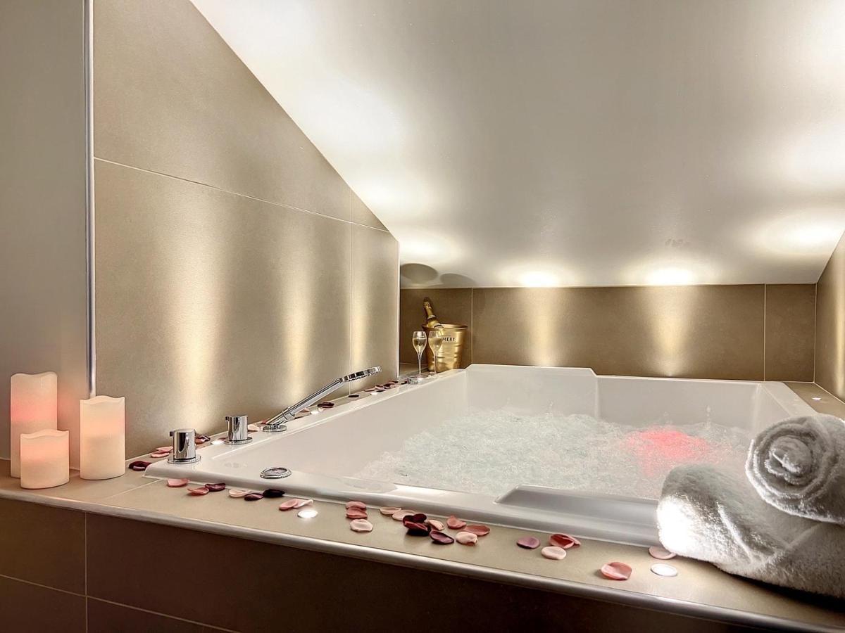 Cocon Blanc Calin Avec Jacuzzi Privatif - Loveroom Insolite 생테티엔 외부 사진
