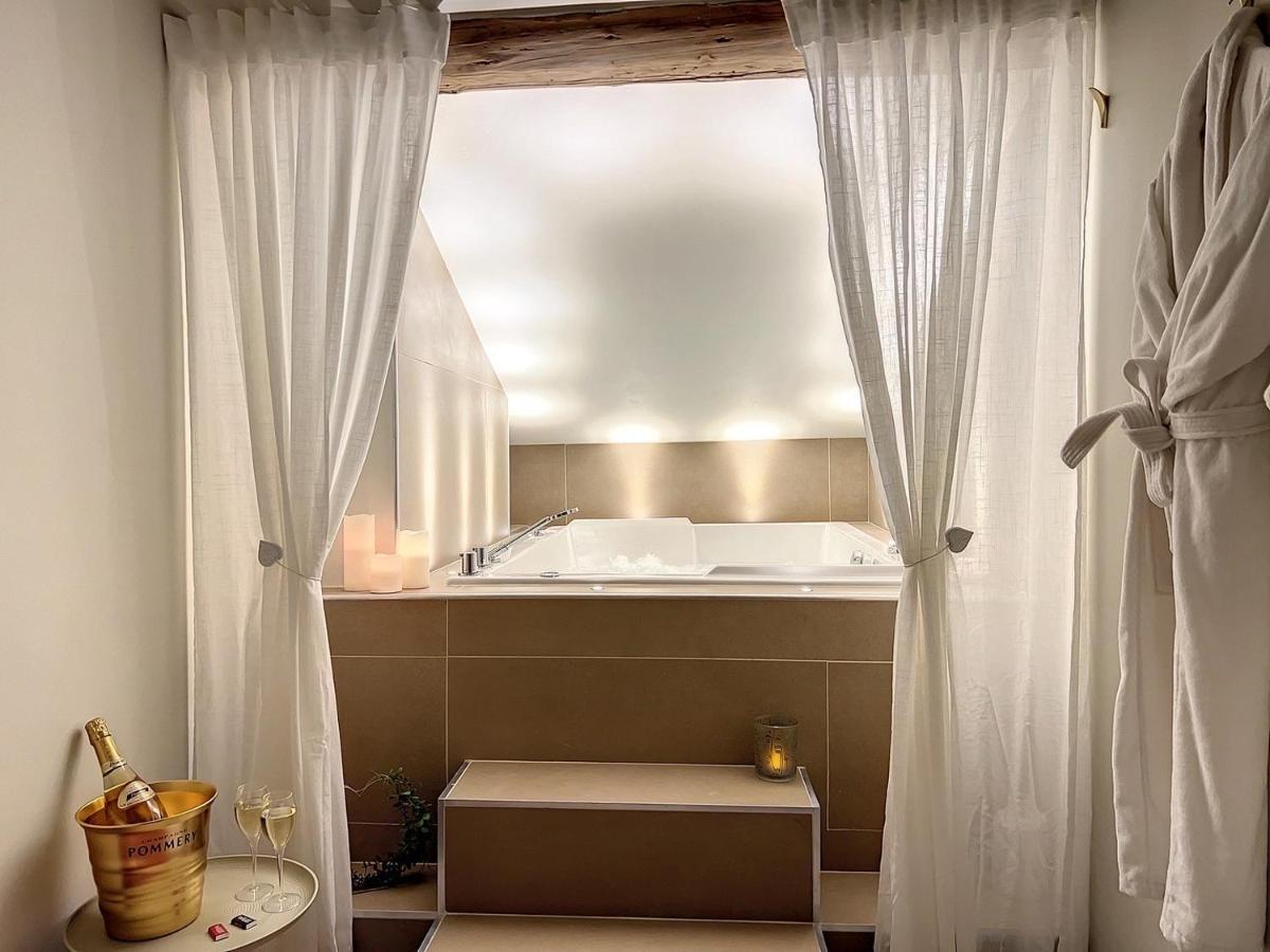 Cocon Blanc Calin Avec Jacuzzi Privatif - Loveroom Insolite 생테티엔 외부 사진