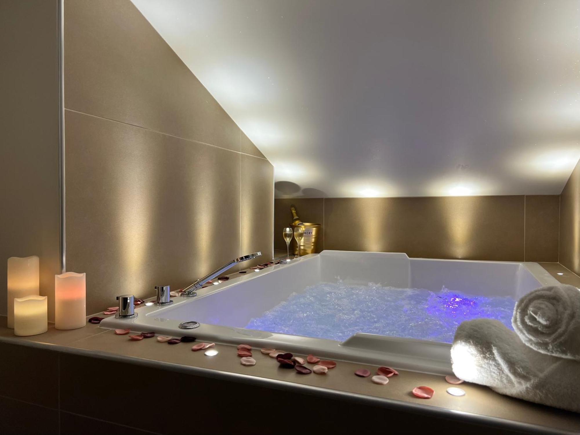 Cocon Blanc Calin Avec Jacuzzi Privatif - Loveroom Insolite 생테티엔 외부 사진
